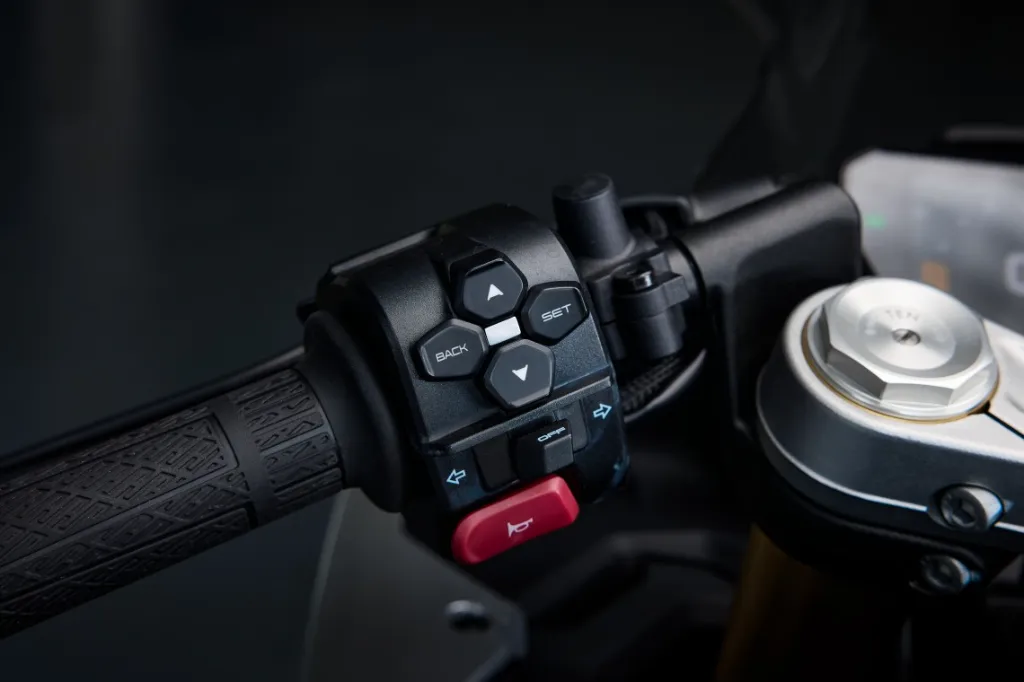 CFMOTO_450SR-S_Detail_1.webp